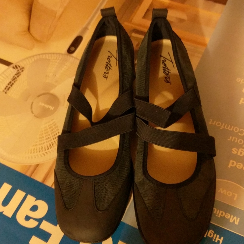 Trotters Navy shoes size 7